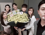 데뷔 11주년 산다라박, 또 오해영 배우들과 대형 꽃다발 인증샷