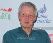 [할리우드IS] 경찰관 출신 배우 켄 오스몬드, 합병증으로 사망