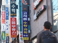 [랜드is] "대치동 유명 학원 유치합니다"…학원에 울고 웃는 아파트들