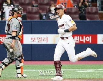 [포토]이정후, 끝내기홈런에 함박웃음