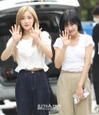 [포토] 에이프릴-진솔,김채원 상큼하게 인사하며