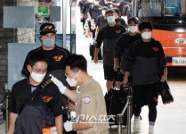 [포토]잠실구장 도착한 한화선수단, 발열체크는 꼼꼼하게