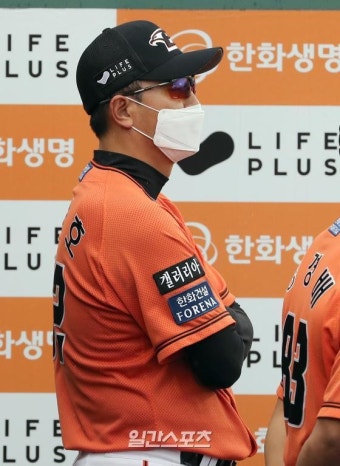 [포토]경기 지켜보는 최원호감독대행