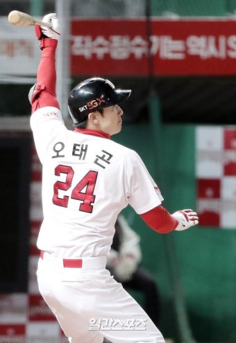 [포토]오태곤, 역전만드는 3점홈런 폭발