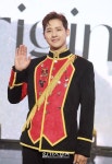 [포토] 신우, 꽃미남의 손인사