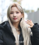 [포토] 소연 머리 정리하며 몽환미