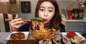 400만 먹방 유튜버 도로시, 신랑도 있는데 우울증? 친구 없다 심경 고백