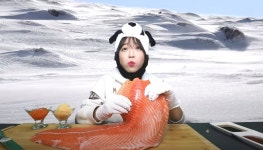 식비만 한달에 600만원 쯔양, 2KG 거대 연어를 통으로? 북극곰 같은 먹방..