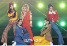 [포토] 복고풍 무대를 펼치는 여자친구