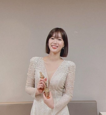 임수향, 'MBC 연기대상' 최우수 트로피 들고 수상 기쁨 만끽