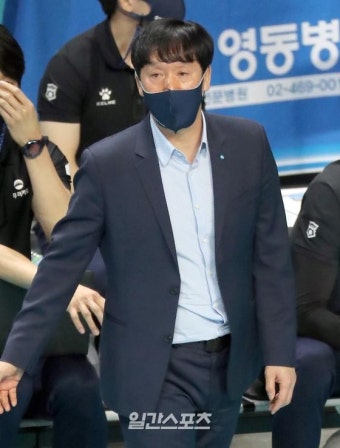 [포토]경기지켜보는 신영철 감독
