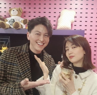 '씨네타운' 박하선류수영, 열일 부부의 유쾌+달달 투샷