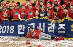 파란 주유소에서 붉은 비룡까지, 와이번스가 남긴 순간들