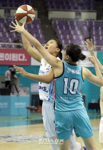 [포토]박지현,수비 제치고
