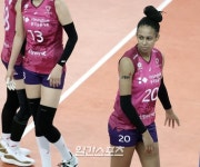 [포토]브루나, 계속되는 범실에 감독 눈치만