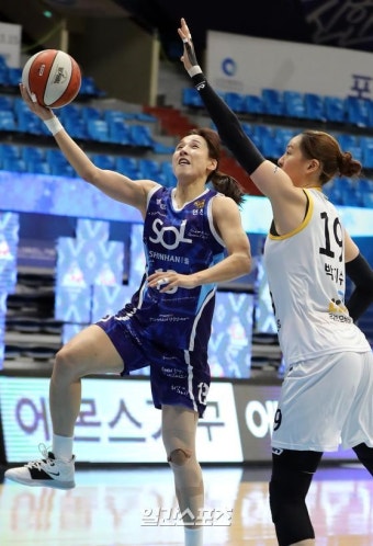 [포토]김단비, 박지수 수비를 피해서
