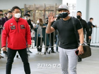 [포토]추신수, 선수단 합류위해 사직구장 도착
