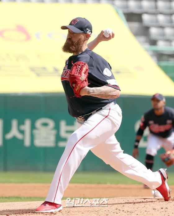 한화 폰세, 두산과 맞대결에서 역투하며 팀 이끌어 