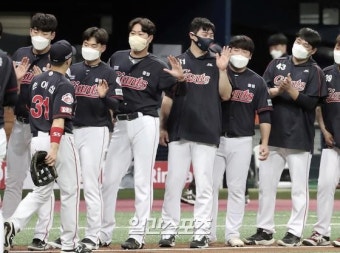 [포토]첫 선발승 나균안, 미소 가득
