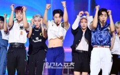 [포토] 배꼽으로 주연 거머쥔 더보이즈