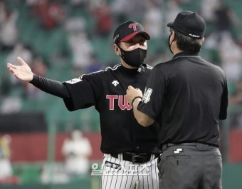 류지현 LG 감독 비디오 판독 항의 퇴장