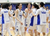 [포토]우리은행, 신한은행에 61대 66 패