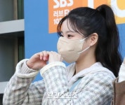 [포토] NMIX 규진 핑크빛 네일 유혹