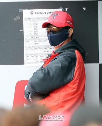 [포토]경기 지켜보는 김종국 감독