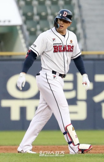 [포토]1타점 2루타 날린 김재환