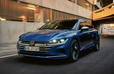 수입 중형세단 비켜…폭스바겐 아테온 나가신다