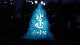 ‘한산: 용의 출연’ 개봉 기념, 잠실 잔디광장 수놓은 이순신과 거북선 연등