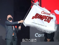 [포토]구단기 받은 허재 대표, 고양캐롯점퍼스 출발합니다