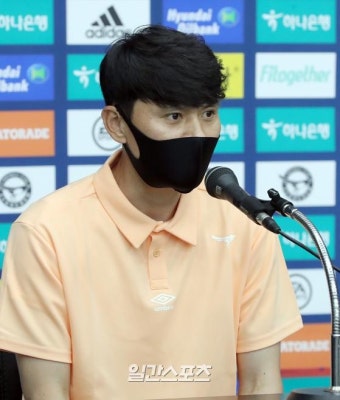[포토]인터뷰하는 정경호 감독대행