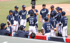 '김범석 3안타 3타점·김민석 3타점' 한국 U-18, 남아공에 5회 콜드 게임승