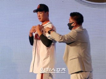 [포토]최준호, 두산 유니폼