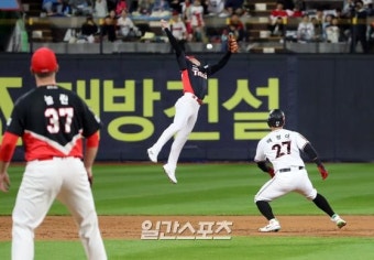[포토]박찬호 글러브 맞고 굴절된 심우준의 타구