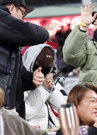 [포토]티아라 지연, 황재균 적시타에 두 손 꼭 모으고