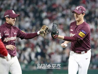 [포토]안우진-김혜성,병살 하이파이브