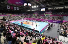 김연경 효과 4년 만의 관중 5000명 돌파, 흥국생명 3-2 승리…국가대항전 느낌