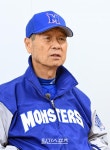 [포토]인터뷰하는 김성근 감독