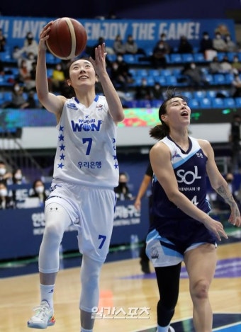 [포토]박혜진, 김소니아 따돌리고 여유있게