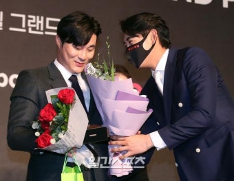 [포토]특별상 김하성에 이정후가 '축하해 형'