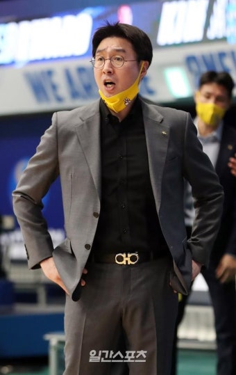 [포토]심판판정에 항의하는 김완수 감독