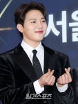 [포토] 멜로망스 김민석 '훈훈한 하트'