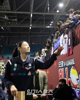 [포토]올스타전MVP 김연경, 팬들에게 선물 전하며 인사