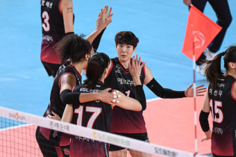 뜨거운 김연경과 살아난 후계자들...여자부 순위 경쟁 클라이맥스