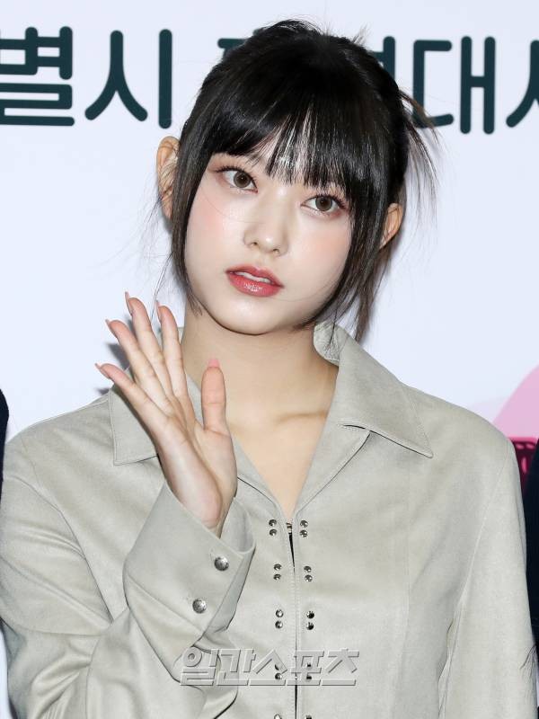 그룹 뉴진스 해린, 현대백화점면세점 에브리데이 현데이 프로모션 포토콜 행사 참여 중 귀엽고 세련된 매력으로 팬들 사로잡아