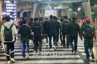 [IS 인천] 클린스만 감독, 인기 폭발… 새벽부터 모인 팬 환대 받으며 입국
