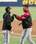 [포토]승리투수 플럿코와 하이파이브하는 염경엽 감독