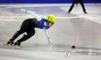 쇼트트랙 황대헌, 대표 선발전 8위 추락…女 김길리 1차대회 우승